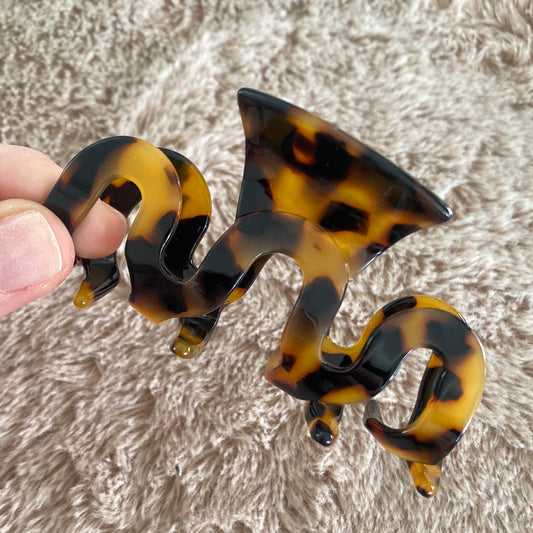 Wavy Hair Claw - Tortoiseshell